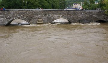 Ein Jahrhunderthochwasser staut sich an der Alten Elsterbrücke in Plauen.