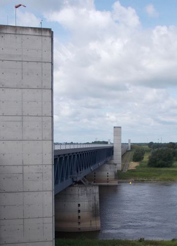 Der Mittellandkanal wird über die Elbe geführt