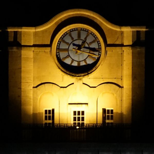 Die beleuchtete Spitze des Plauenerner Rathausturmes 