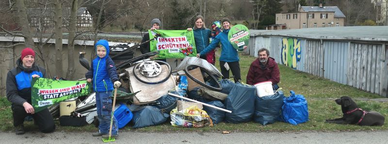 Mitglieder des BUND präsentieren einen großen Haufen gesammelten Mülls