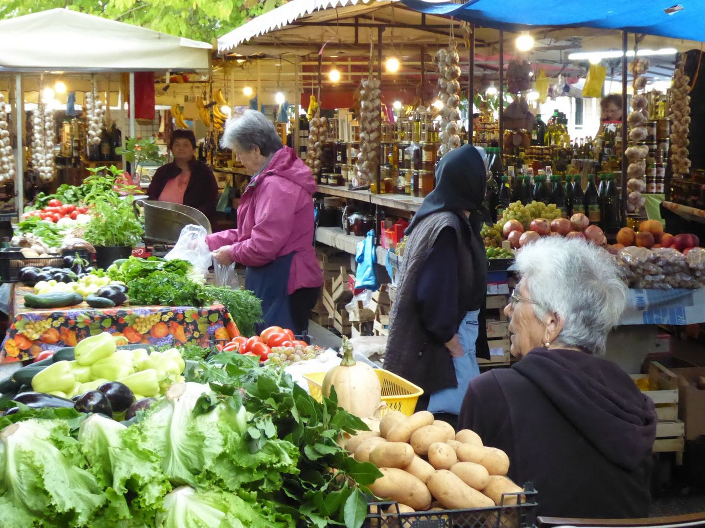Auf einem Markt mit Gemüse, Obst und regionalen Produkten in der kroatischen Stadt Trogir
