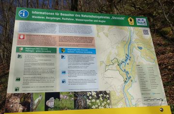 Informationstafel mit Beschreibung und Regeln für das Naturschutzgebiet Steinicht