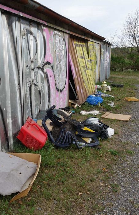 An den Seehausgaragen liegt illegal abgelagerter Müll herum