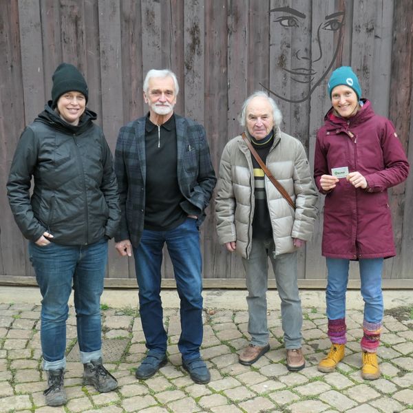 Vor einer Holzwand stehen zwei Frauen und zwei Männer: Der neue Vorstand der BUND-Regionalgruppe Vogtland
