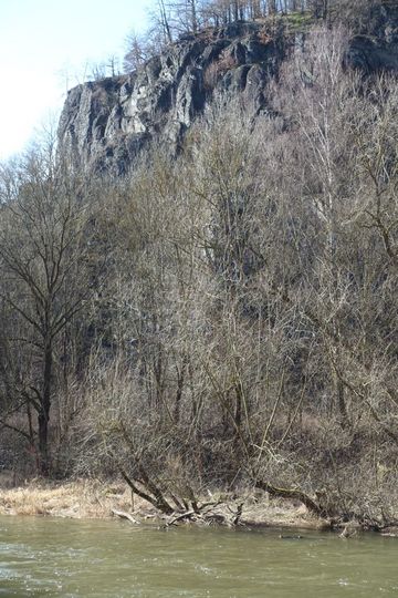 Steiler Kletterfelsen "Nelekenstein" am gegenüberliegenden Flussufer