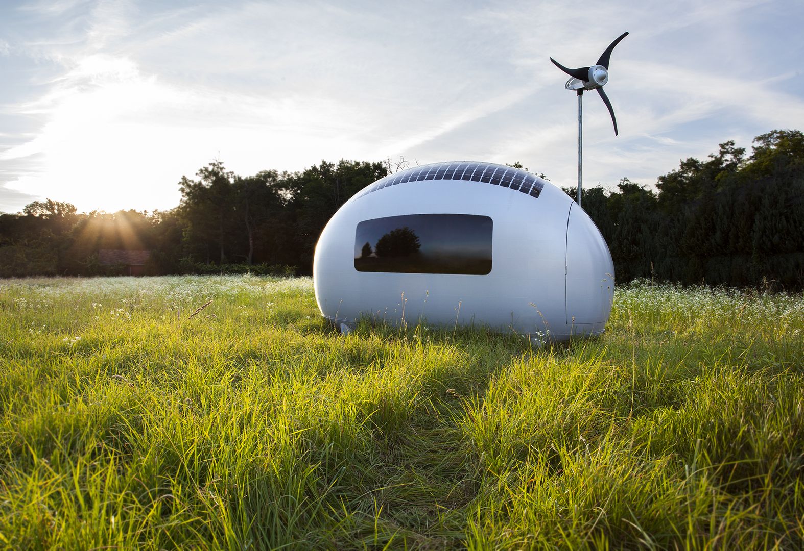Ein Tiny House der Marke Ecocapsule steht auf einer Wiese