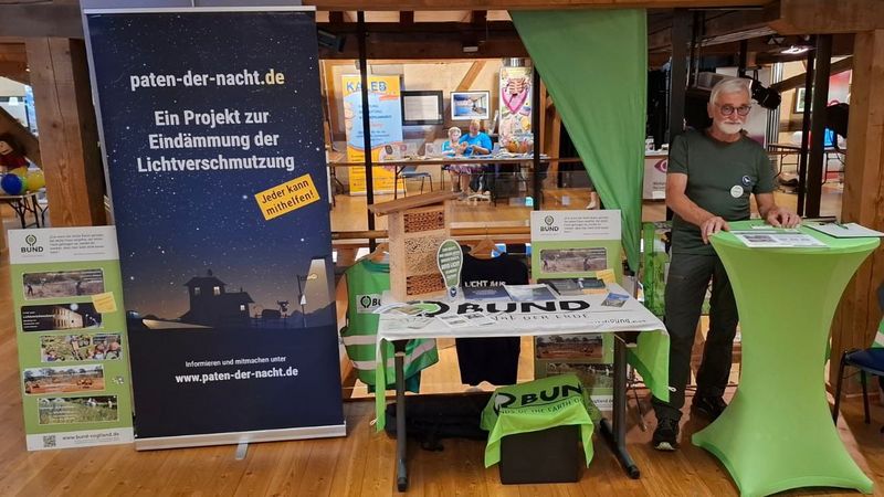 Unser Stand im Malzhaus zur Ehrenamtsbörse mit Volkmar an einem Stehtisch