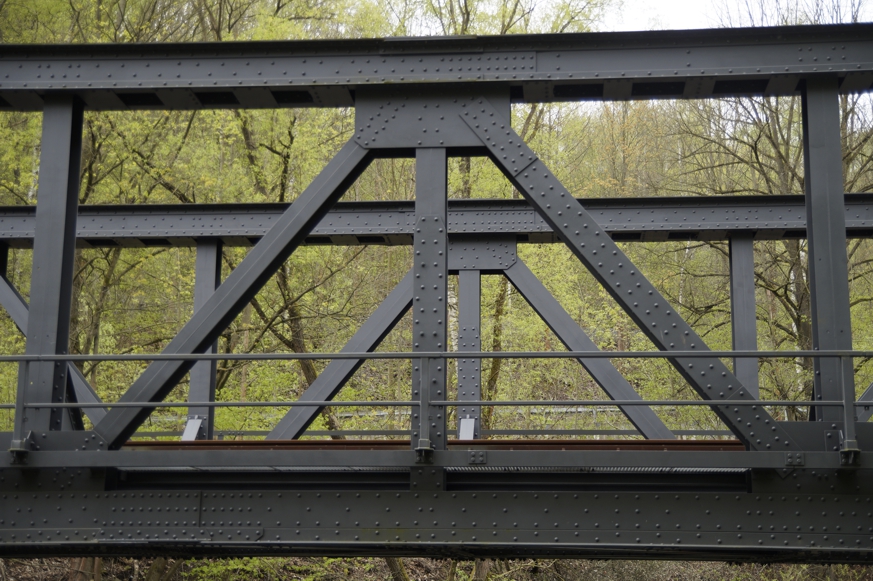 Das Stahlfachwerk einer Eisenbahnbrücke