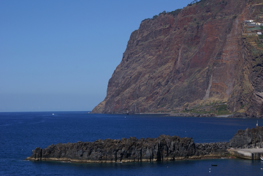 Aus dem tiefblauen Meer ragt die Felsküste Madeiras in den Himmel