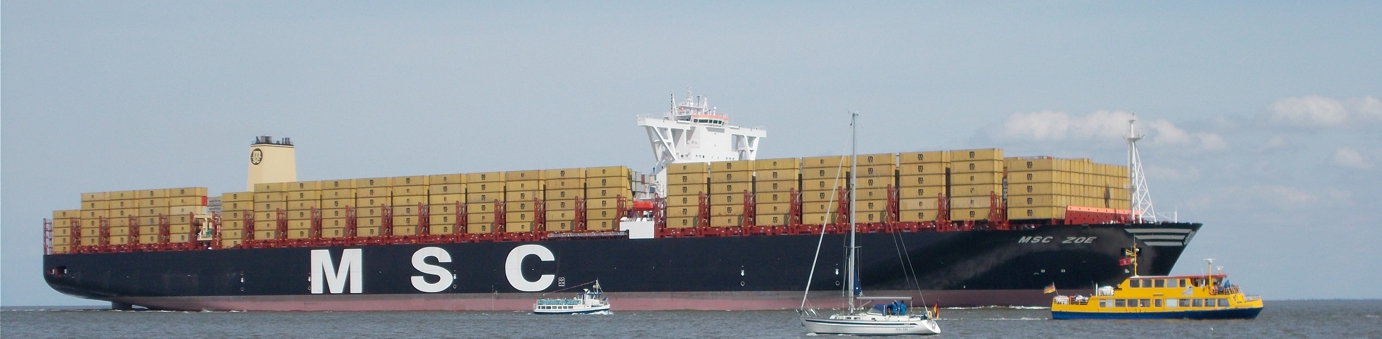 Das riesige Containerschiff "Zoe" in der Nordsee vor Hamburg