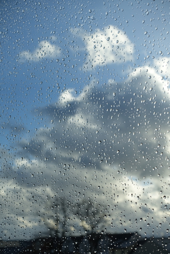 Blick durchein Fenster mit Regentropfen