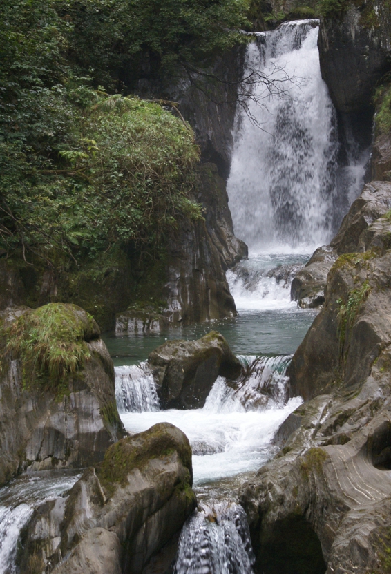 Ein Bergbach rauscht als Wasserfall ins Tal