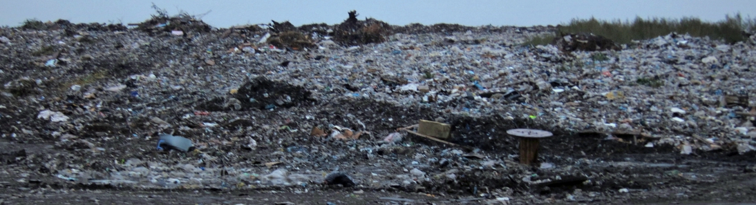 Eine Müllhalde am Stadtrand