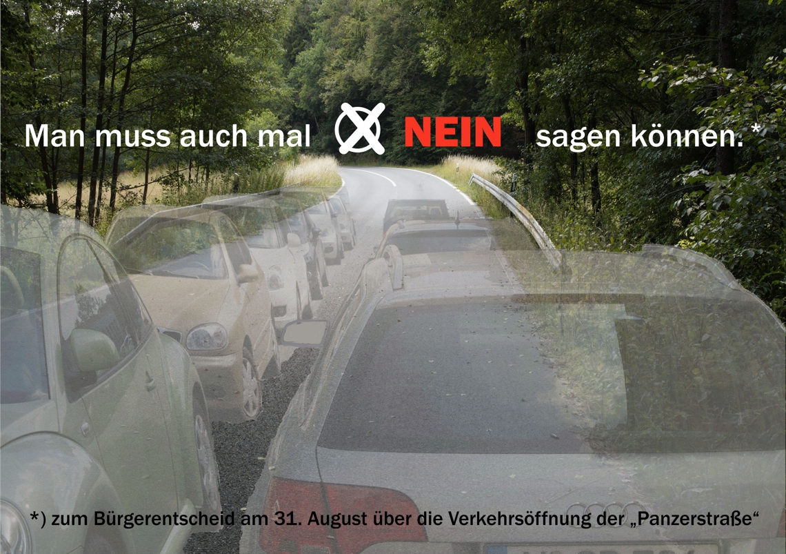 Ein Plakat zum Bürgerentscheid über die Öffnung der Panzerstraße im Syratal plädiert für "NEIN".