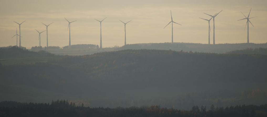 Der Windpark bei Töpen, vom Plauener Kemmler aus gesehen.